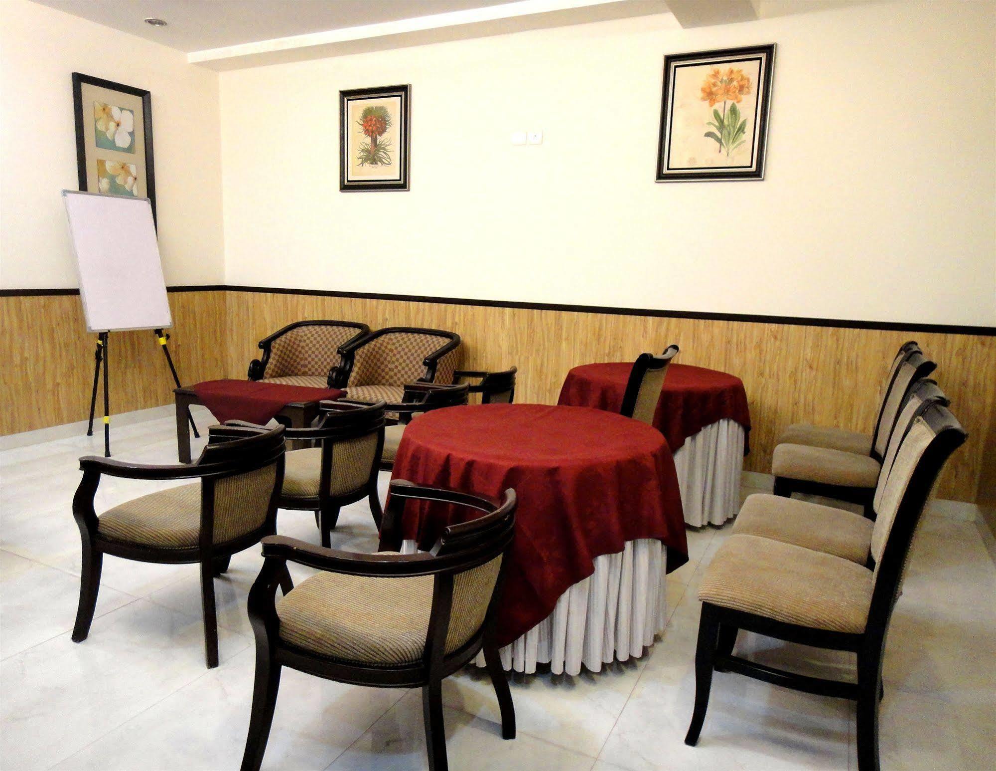 Hotel Orbit 34 Chandīgarh Esterno foto